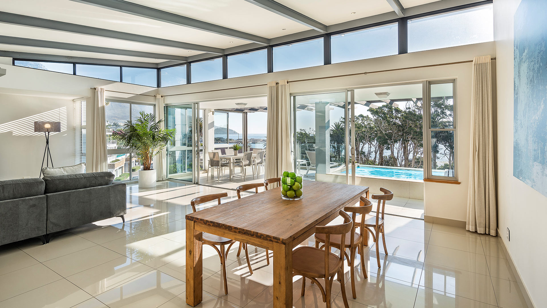 Penthouse 4 Photo 2