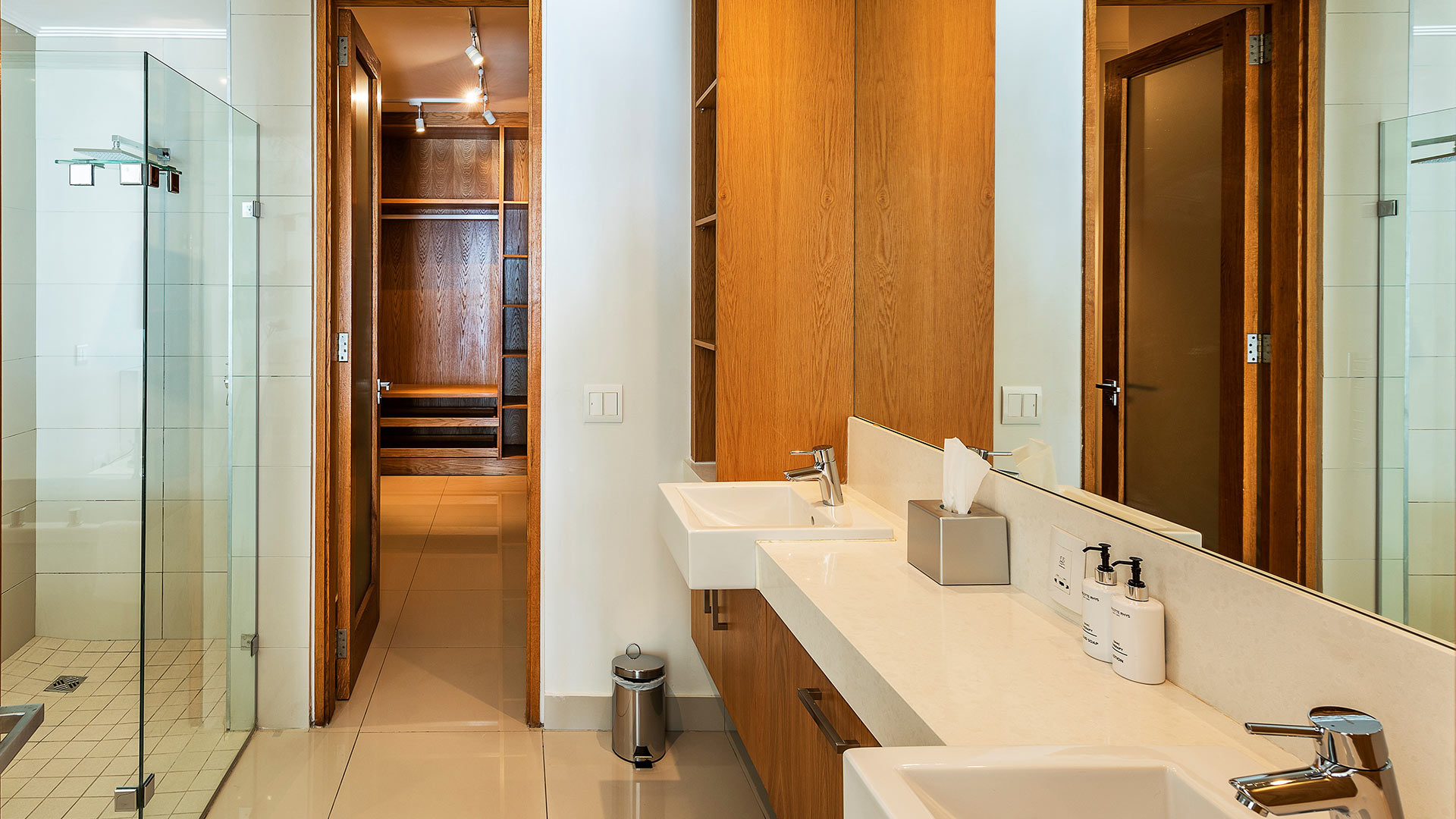 Penthouse 4 Photo 6