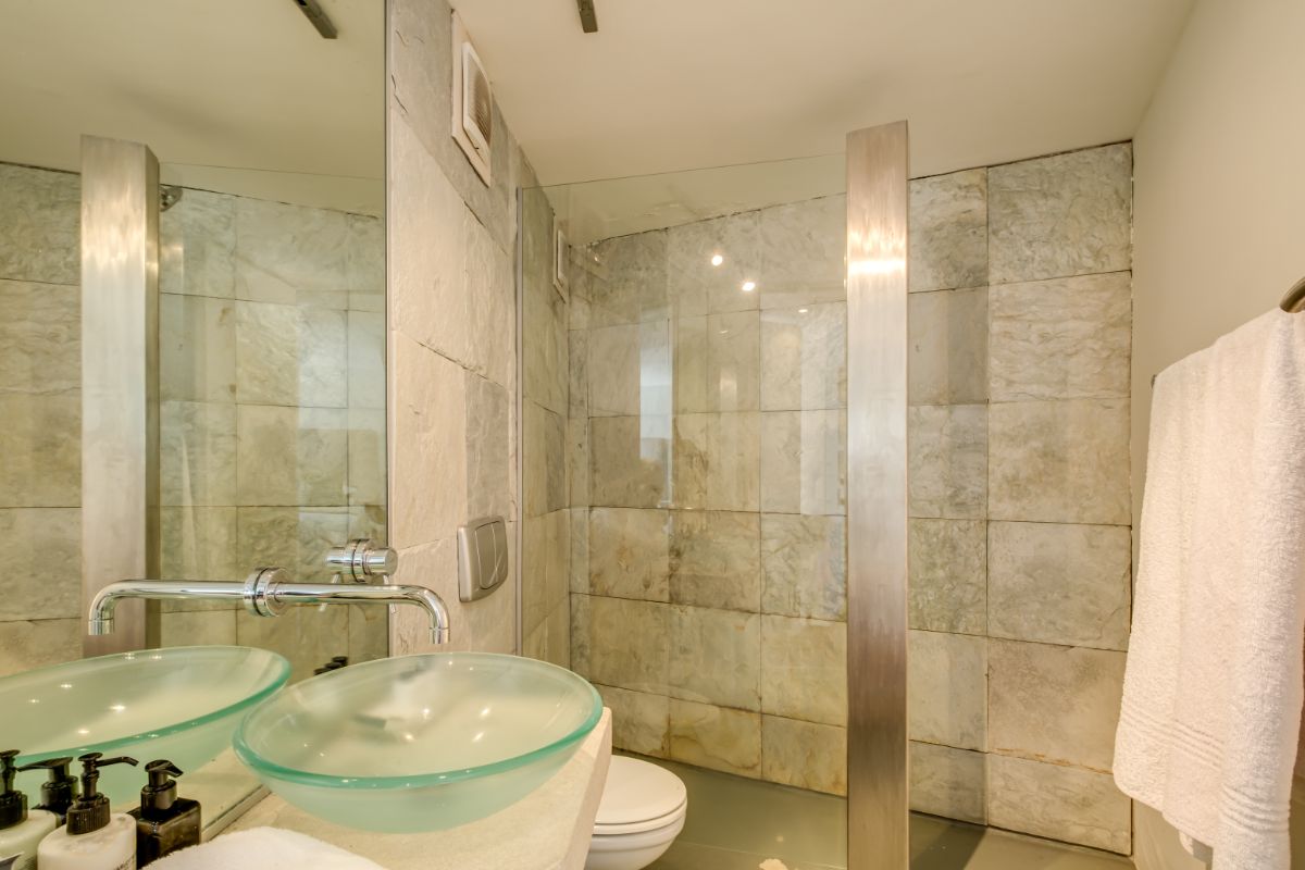 Photo 6 of Silver Tree Views accommodation in Camps Bay, Cape Town with 6 bedrooms and 5 bathrooms