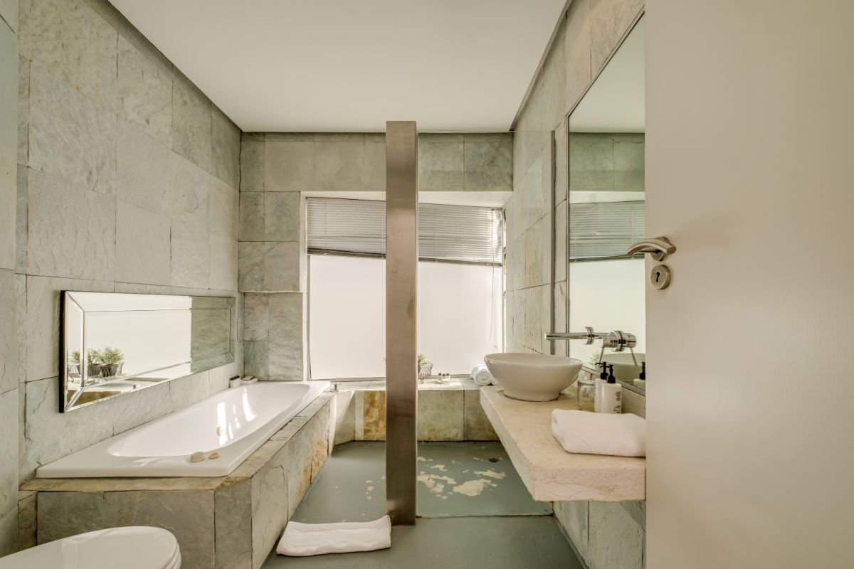Photo 23 of Silver Tree Views accommodation in Camps Bay, Cape Town with 6 bedrooms and 5 bathrooms