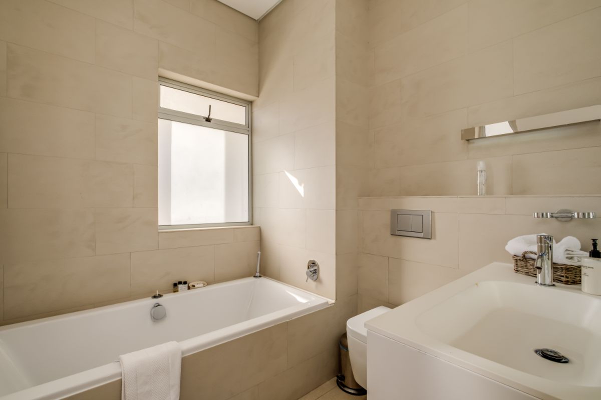 Photo 7 of Silver Tree Views accommodation in Camps Bay, Cape Town with 6 bedrooms and 5 bathrooms