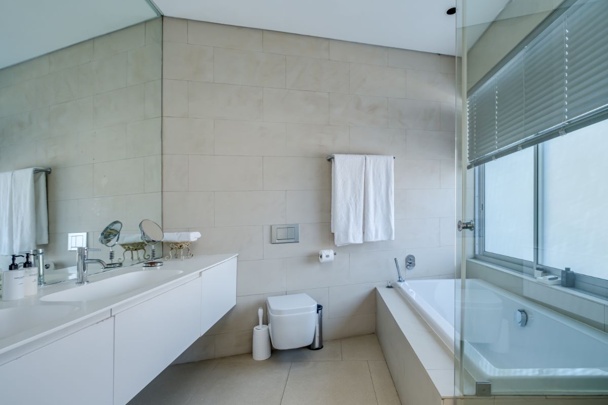 Photo 8 of Silver Tree Views accommodation in Camps Bay, Cape Town with 6 bedrooms and 5 bathrooms