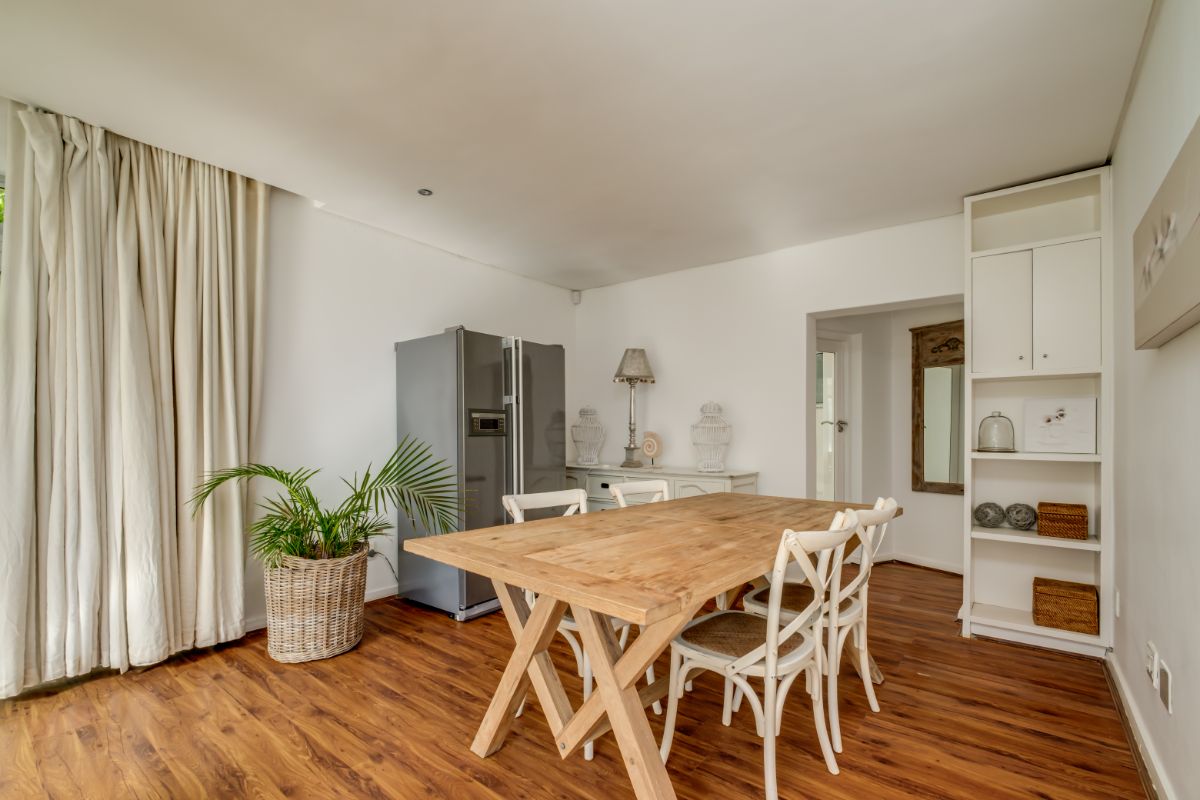 Photo 10 of Silver Tree Views accommodation in Camps Bay, Cape Town with 6 bedrooms and 5 bathrooms