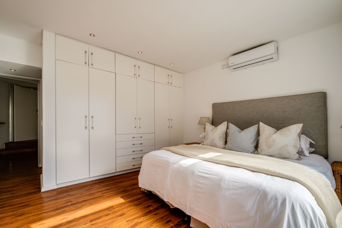 Photo 13 of Silver Tree Views accommodation in Camps Bay, Cape Town with 6 bedrooms and 5 bathrooms