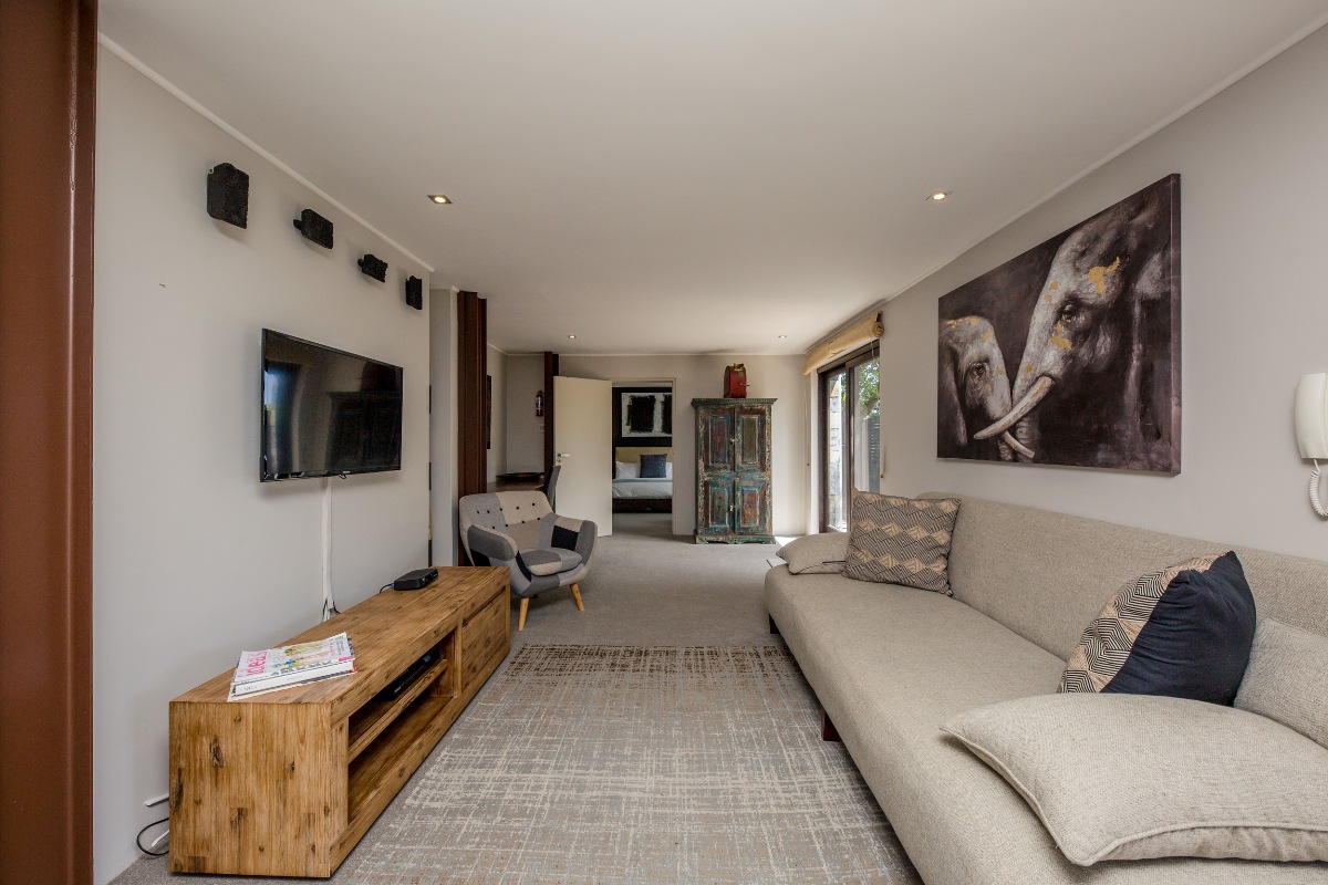 Photo 25 of 17 Geneva Lower accommodation in Camps Bay, Cape Town with 1 bedrooms and 1 bathrooms