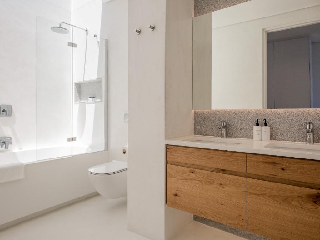 Photo 7 of 8 Fiskaal Villa accommodation in Camps Bay, Cape Town with 6 bedrooms and 6 bathrooms
