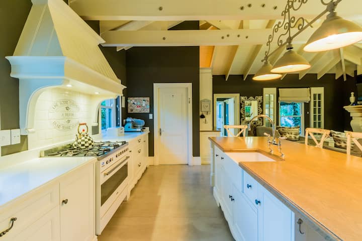 Photo 27 of Constantia Bliss accommodation in Constantia, Cape Town with 6 bedrooms and 4 bathrooms