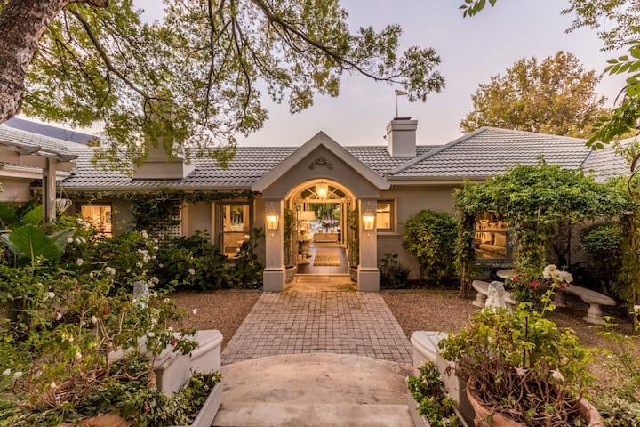 Photo 26 of Constantia Bliss accommodation in Constantia, Cape Town with 6 bedrooms and 4 bathrooms