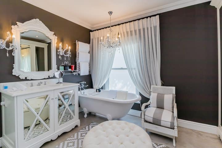 Photo 25 of Constantia Bliss accommodation in Constantia, Cape Town with 6 bedrooms and 4 bathrooms