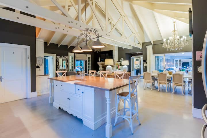Photo 22 of Constantia Bliss accommodation in Constantia, Cape Town with 6 bedrooms and 4 bathrooms