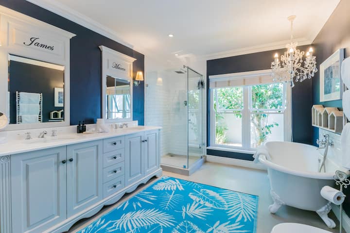 Photo 17 of Constantia Bliss accommodation in Constantia, Cape Town with 6 bedrooms and 4 bathrooms