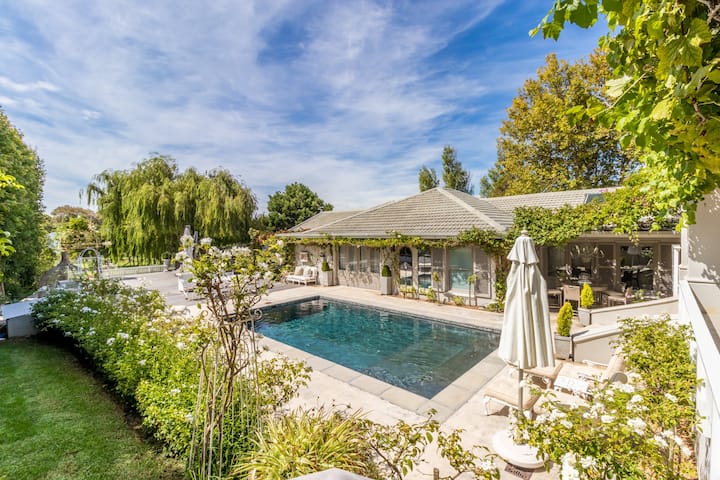 Photo 16 of Constantia Bliss accommodation in Constantia, Cape Town with 6 bedrooms and 4 bathrooms