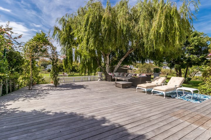 Photo 12 of Constantia Bliss accommodation in Constantia, Cape Town with 6 bedrooms and 4 bathrooms