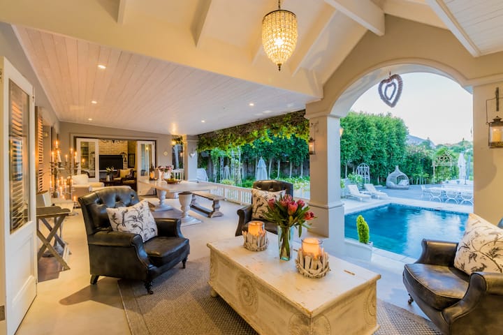 Photo 11 of Constantia Bliss accommodation in Constantia, Cape Town with 6 bedrooms and 4 bathrooms