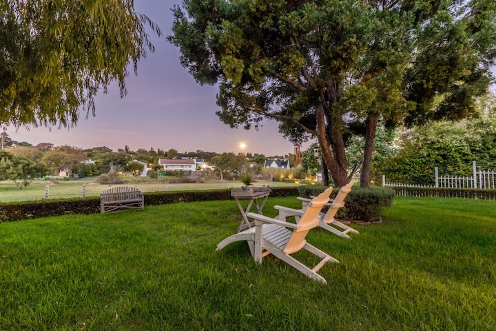 Photo 10 of Constantia Bliss accommodation in Constantia, Cape Town with 6 bedrooms and 4 bathrooms