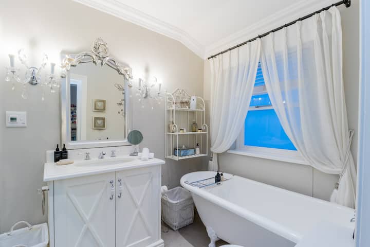 Photo 35 of Constantia Bliss accommodation in Constantia, Cape Town with 6 bedrooms and 4 bathrooms