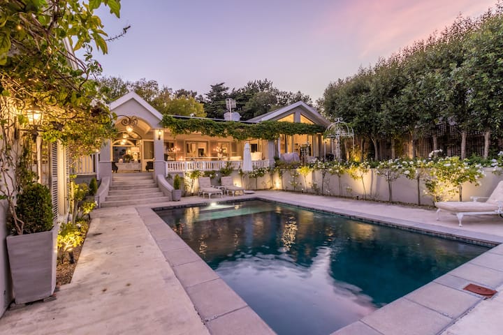Photo 8 of Constantia Bliss accommodation in Constantia, Cape Town with 6 bedrooms and 4 bathrooms