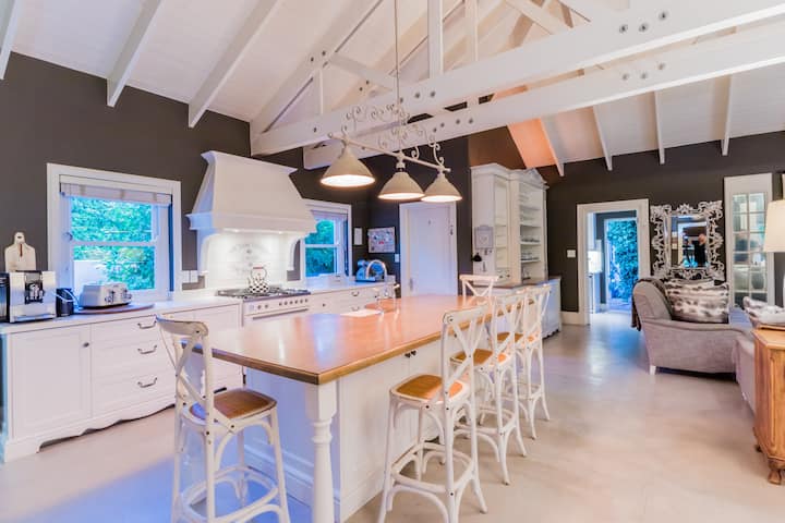 Photo 7 of Constantia Bliss accommodation in Constantia, Cape Town with 6 bedrooms and 4 bathrooms