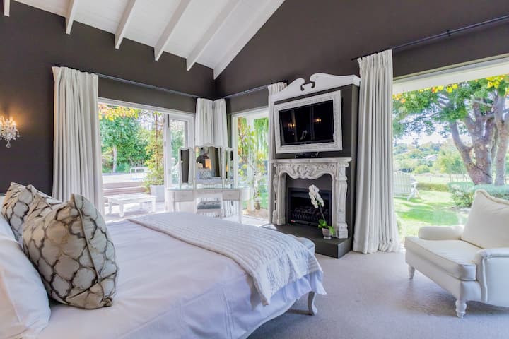 Photo 6 of Constantia Bliss accommodation in Constantia, Cape Town with 6 bedrooms and 4 bathrooms