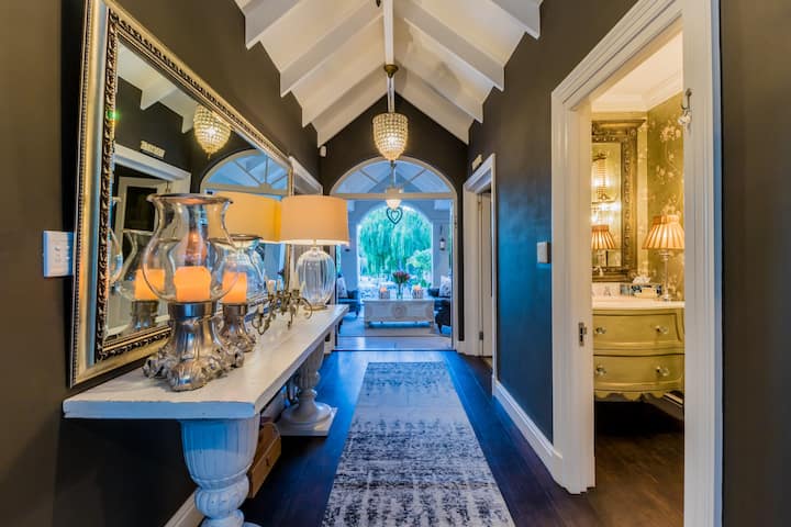 Photo 2 of Constantia Bliss accommodation in Constantia, Cape Town with 6 bedrooms and 4 bathrooms