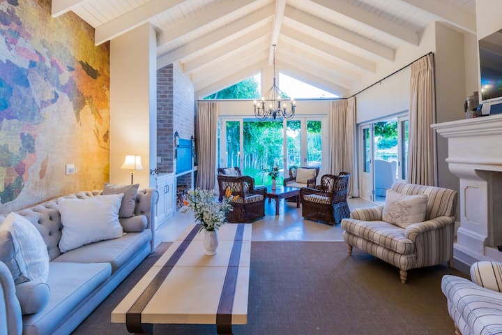 Photo 33 of Constantia Bliss accommodation in Constantia, Cape Town with 6 bedrooms and 4 bathrooms