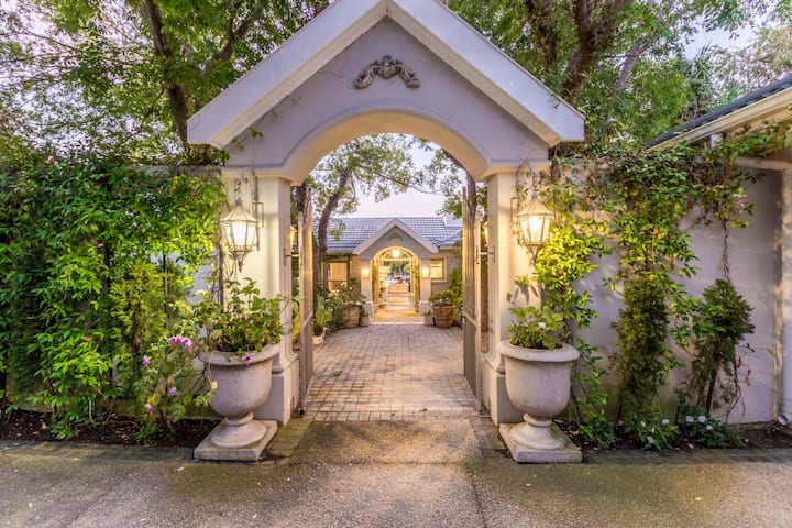 Photo 32 of Constantia Bliss accommodation in Constantia, Cape Town with 6 bedrooms and 4 bathrooms