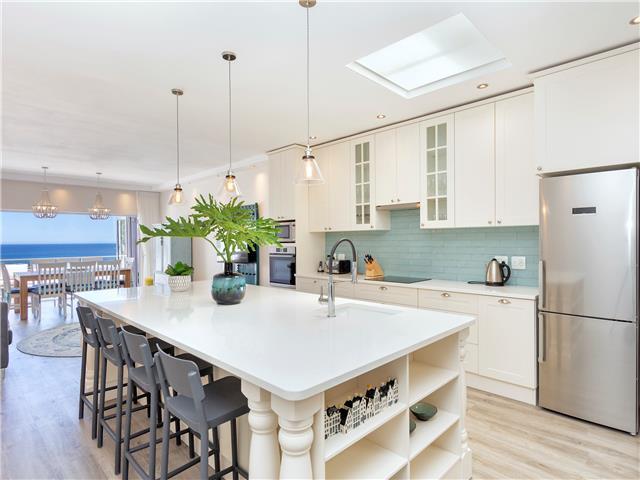 Photo 20 of Summer Place accommodation in Camps Bay, Cape Town with 3 bedrooms and 3 bathrooms