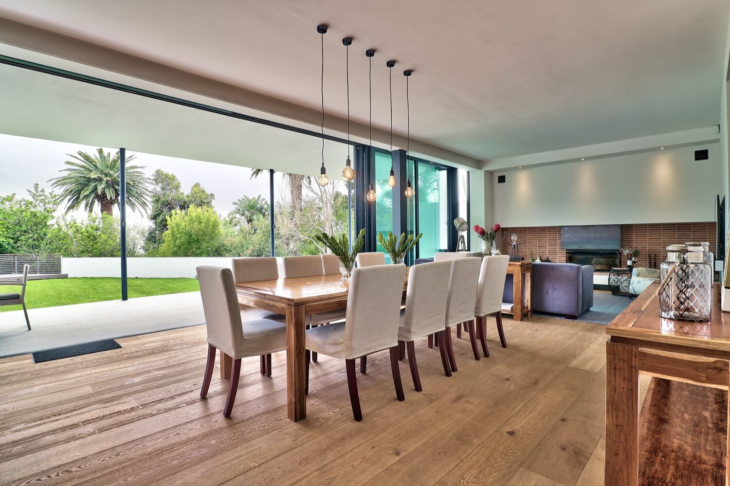 Photo 38 of Villa Glen accommodation in Higgovale, Cape Town with 5 bedrooms and 5 bathrooms
