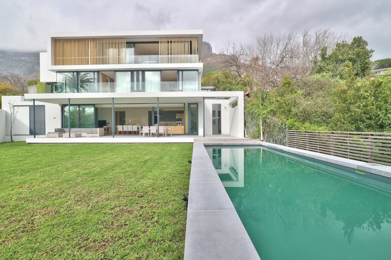 Photo 19 of Villa Glen accommodation in Higgovale, Cape Town with 5 bedrooms and 5 bathrooms