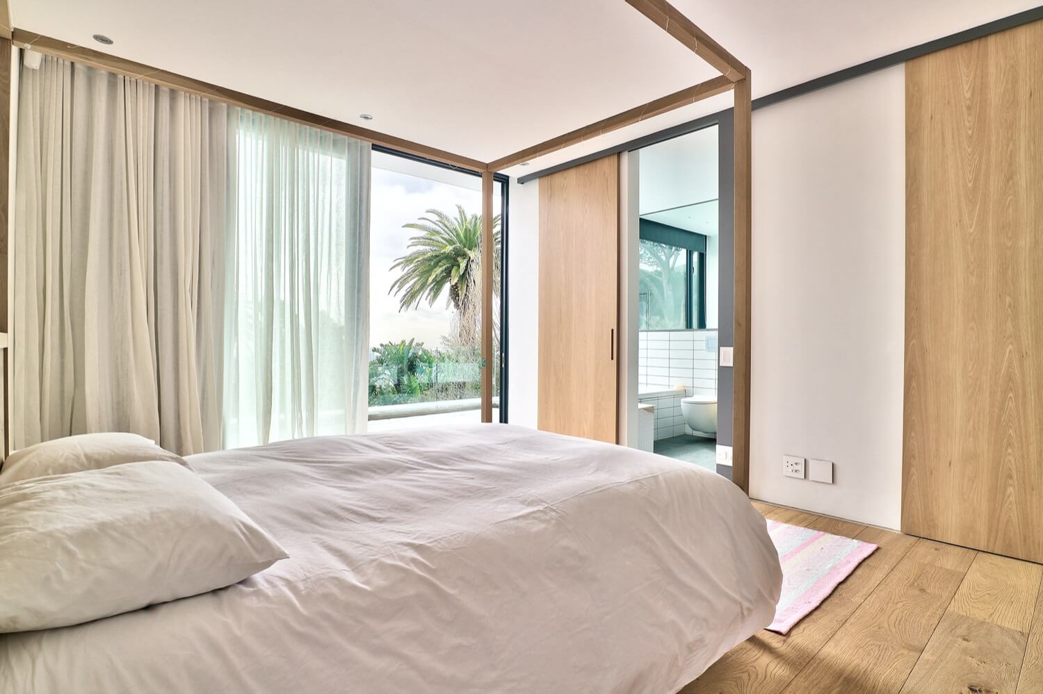 Photo 11 of Villa Glen accommodation in Higgovale, Cape Town with 5 bedrooms and 5 bathrooms