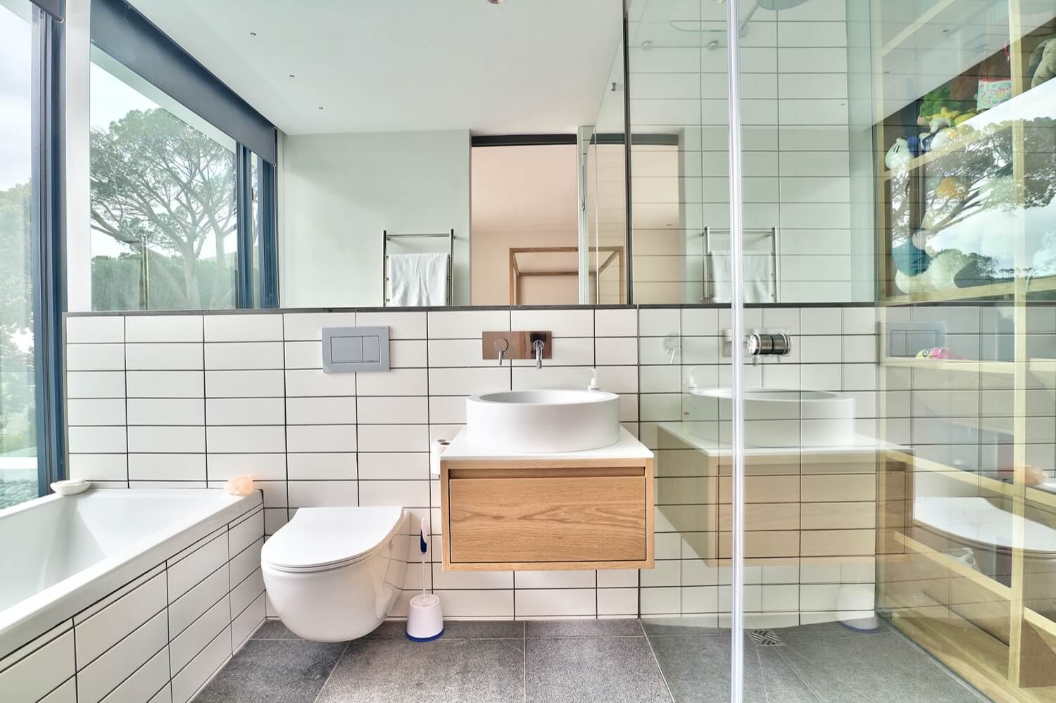 Photo 10 of Villa Glen accommodation in Higgovale, Cape Town with 5 bedrooms and 5 bathrooms