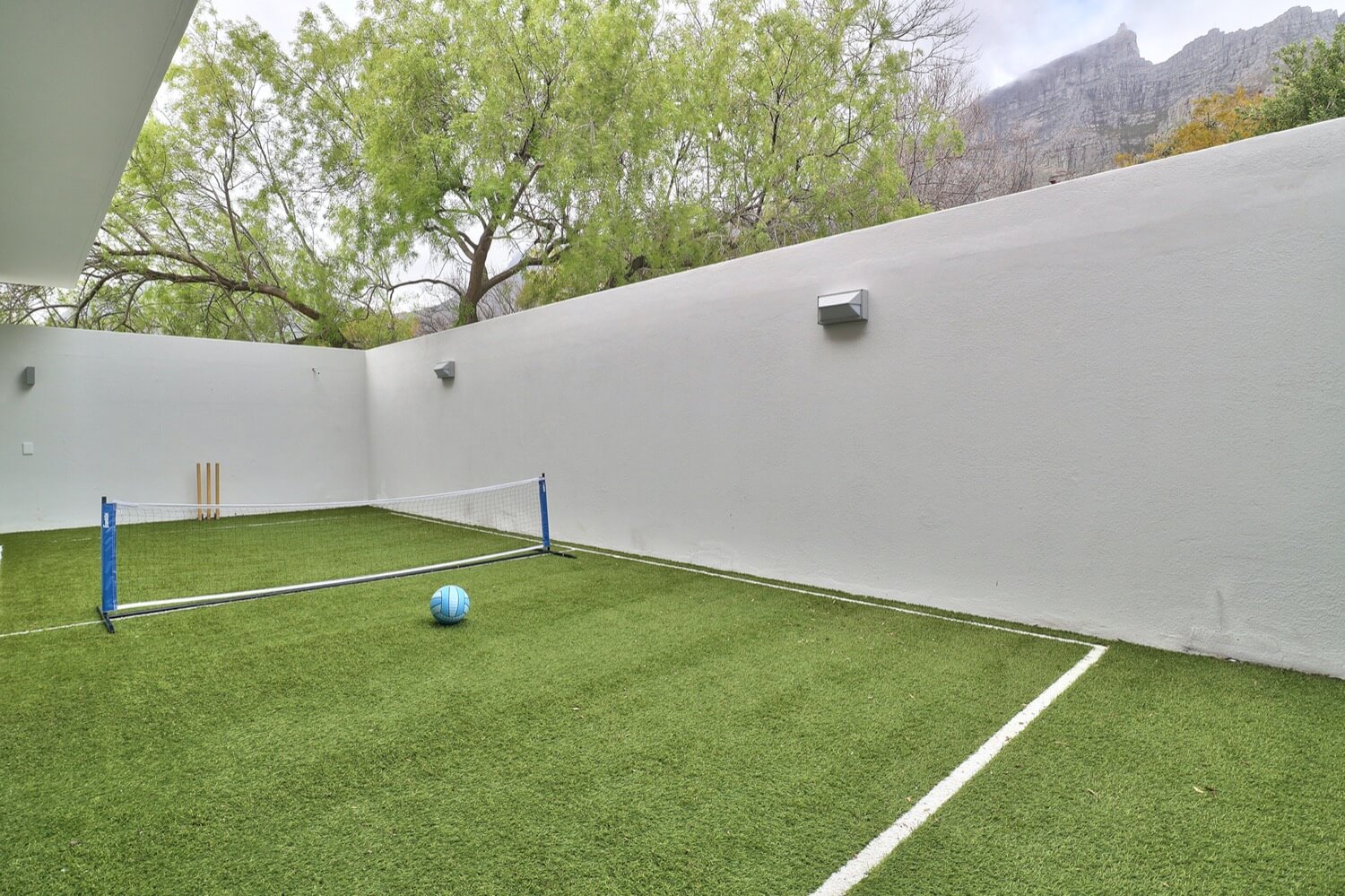 Photo 9 of Villa Glen accommodation in Higgovale, Cape Town with 5 bedrooms and 5 bathrooms
