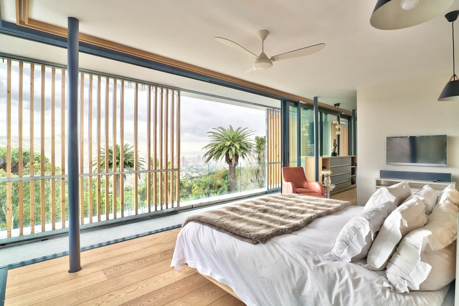 Photo 5 of Villa Glen accommodation in Higgovale, Cape Town with 5 bedrooms and 5 bathrooms