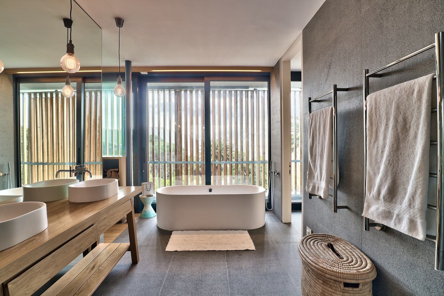 Photo 4 of Villa Glen accommodation in Higgovale, Cape Town with 5 bedrooms and 5 bathrooms