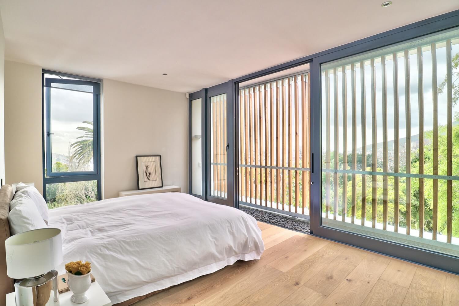 Photo 3 of Villa Glen accommodation in Higgovale, Cape Town with 5 bedrooms and 5 bathrooms