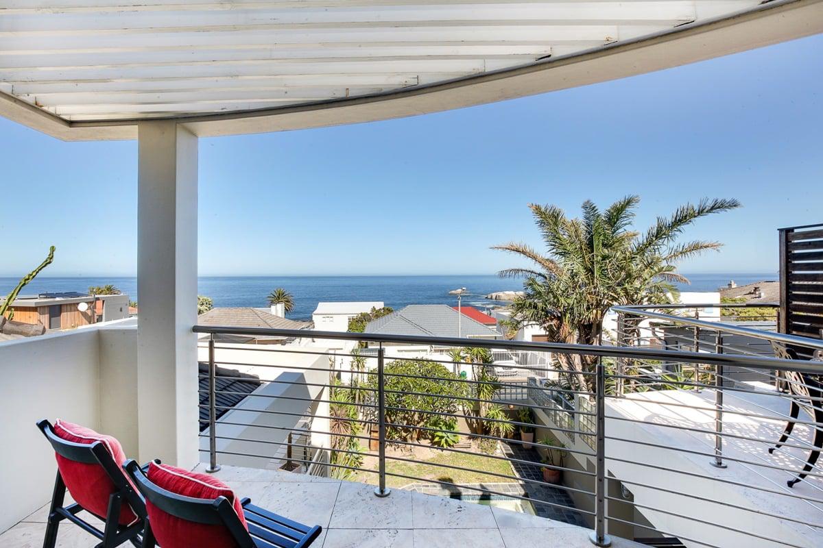 Photo 13 of Bakoven Blue accommodation in Bakoven, Cape Town with 3 bedrooms and 2 bathrooms