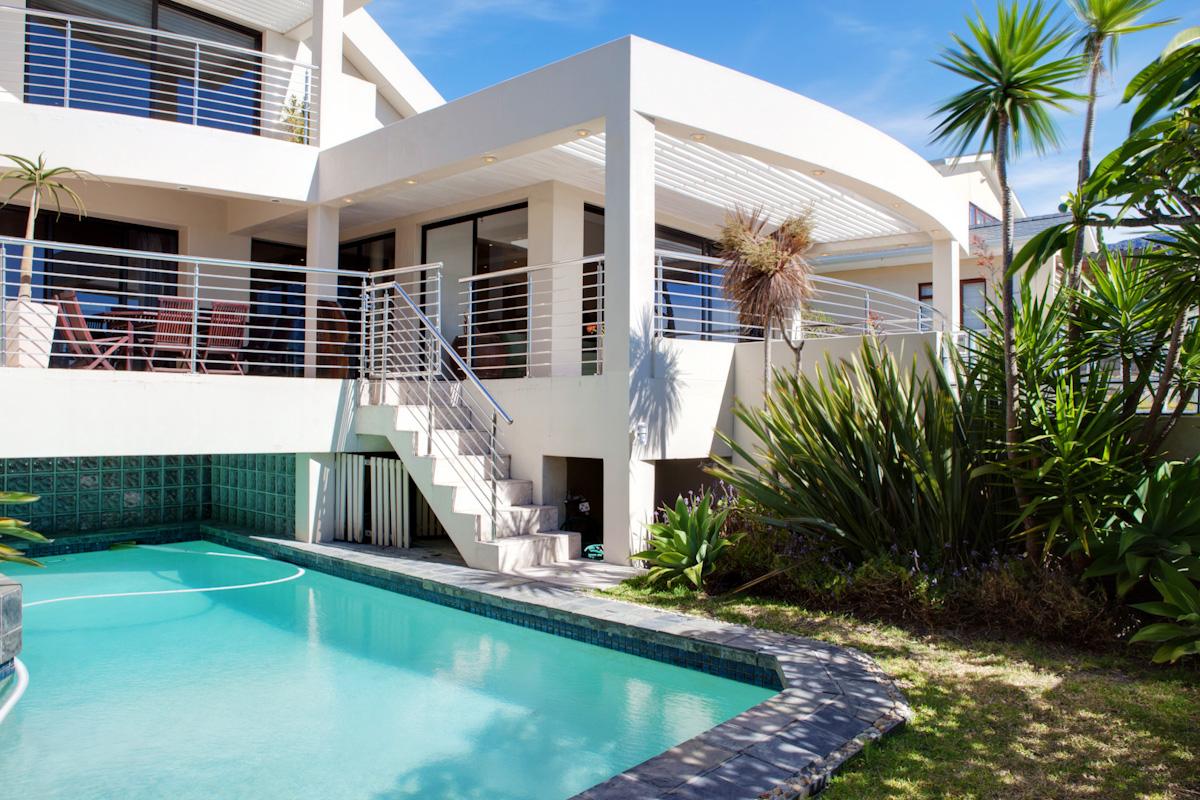 Photo 16 of Bakoven Blue accommodation in Bakoven, Cape Town with 3 bedrooms and 2 bathrooms