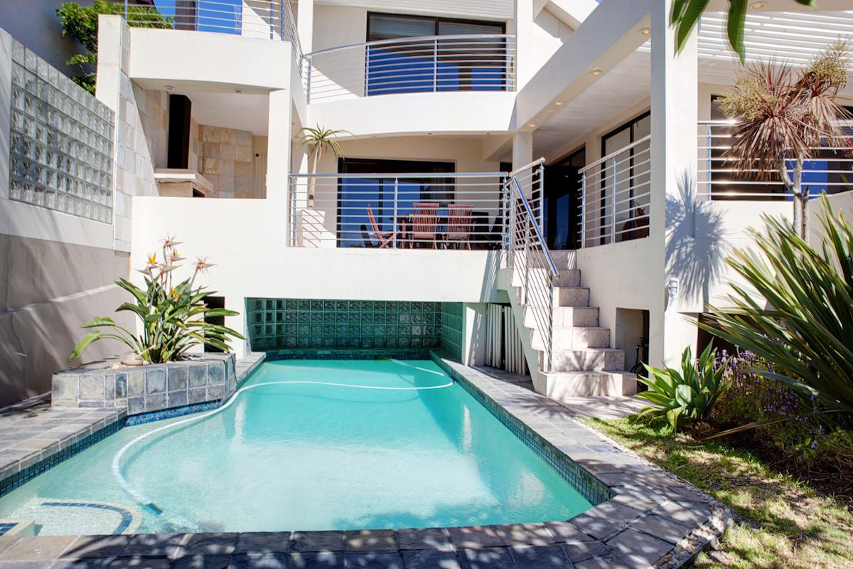 Photo 17 of Bakoven Blue accommodation in Bakoven, Cape Town with 3 bedrooms and 2 bathrooms