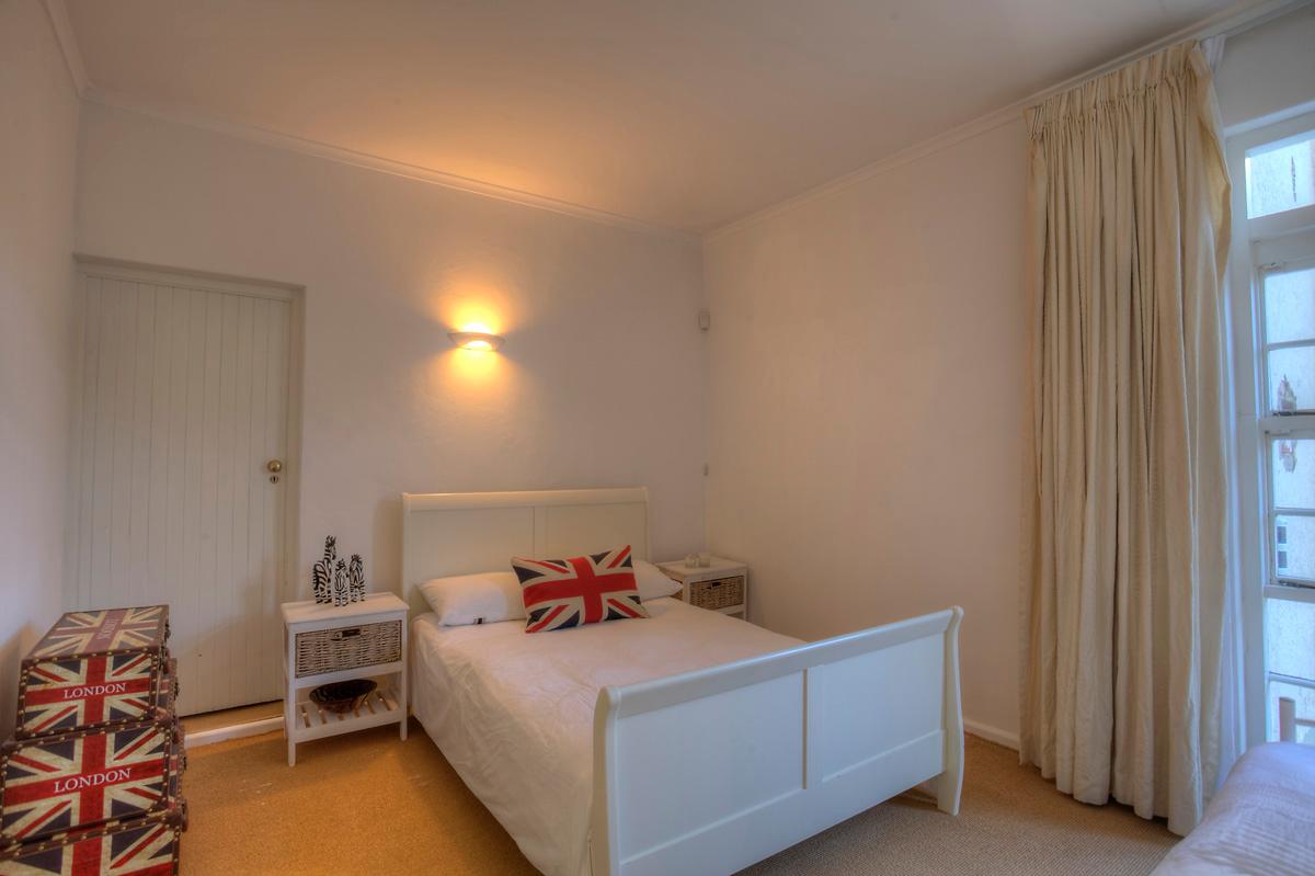 Photo 2 of Camps Bay Glen Villa accommodation in Camps Bay, Cape Town with 6 bedrooms and 4 bathrooms