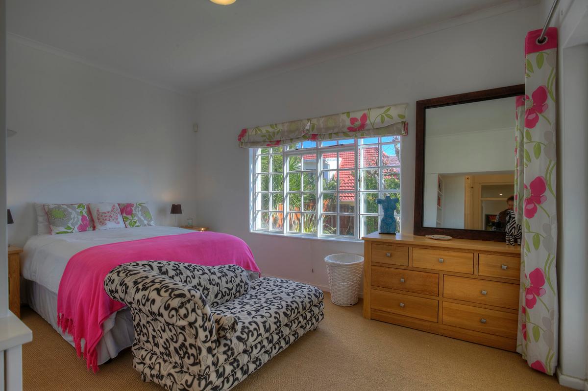 Photo 3 of Camps Bay Glen Villa accommodation in Camps Bay, Cape Town with 6 bedrooms and 4 bathrooms