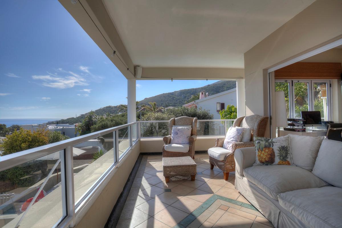 Photo 5 of Camps Bay Glen Villa accommodation in Camps Bay, Cape Town with 6 bedrooms and 4 bathrooms