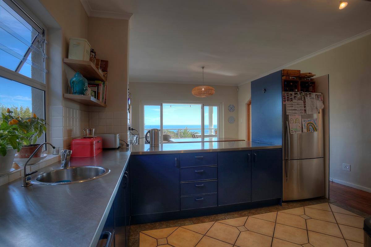 Photo 9 of Camps Bay Glen Villa accommodation in Camps Bay, Cape Town with 6 bedrooms and 4 bathrooms