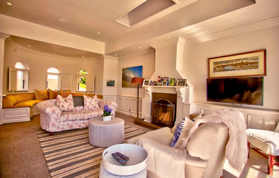 Photo 5 of Claremont Sidmouth Villa accommodation in Claremont, Cape Town with 5 bedrooms and 5 bathrooms