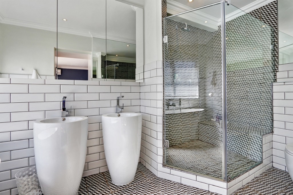 Photo 9 of Edgewater House accommodation in Bantry Bay, Cape Town with 3 bedrooms and 2 bathrooms