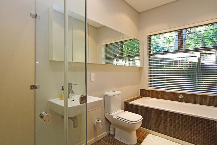 Photo 6 of Higgo Crescent accommodation in Higgovale, Cape Town with 3 bedrooms and 2 bathrooms