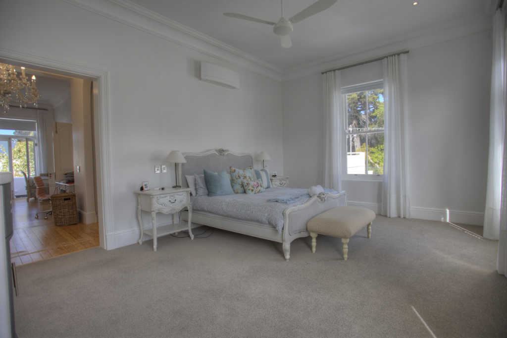 Photo 13 of Hoogeind Manor accommodation in Upper Claremont, Cape Town with 5 bedrooms and 4 bathrooms