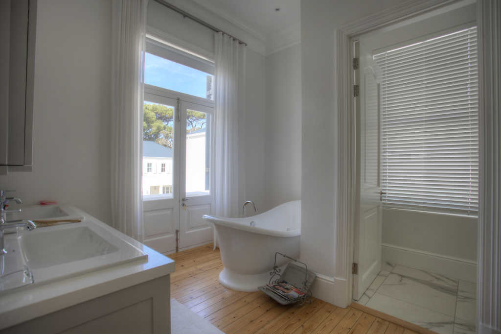 Photo 14 of Hoogeind Manor accommodation in Upper Claremont, Cape Town with 5 bedrooms and 4 bathrooms