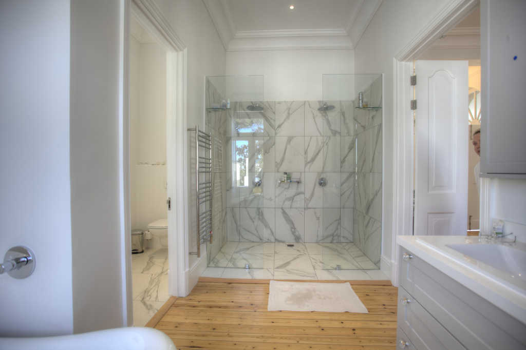 Photo 15 of Hoogeind Manor accommodation in Upper Claremont, Cape Town with 5 bedrooms and 4 bathrooms