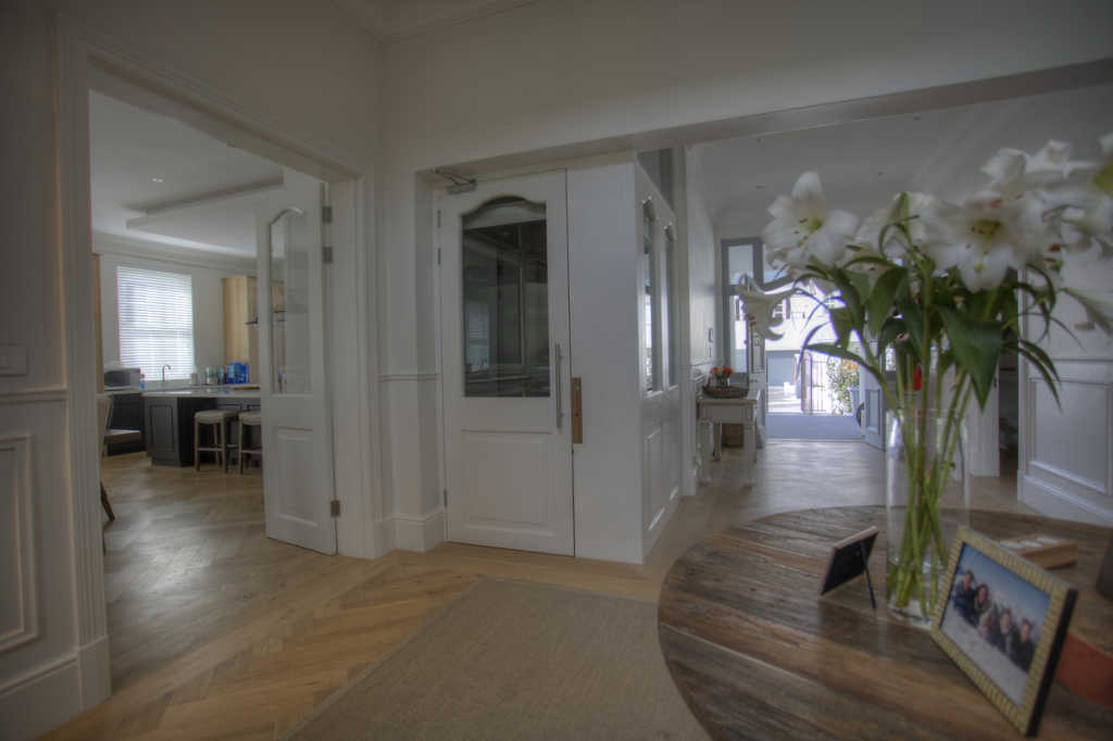 Photo 20 of Hoogeind Manor accommodation in Upper Claremont, Cape Town with 5 bedrooms and 4 bathrooms