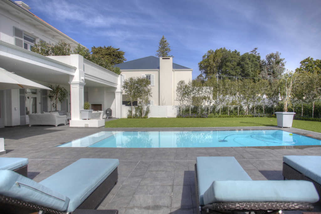Photo 7 of Hoogeind Manor accommodation in Upper Claremont, Cape Town with 5 bedrooms and 4 bathrooms